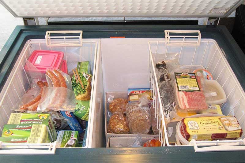 Thực phẩm được sắp xếp bảo quản trong tủ đông 
